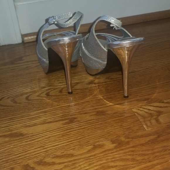 Silver fashion peep toe heels size 8.5 - Picture 3 of 6